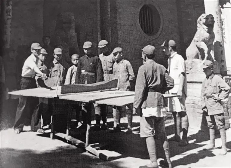 1937年，红军战士在延安打乒乓球。资料照片