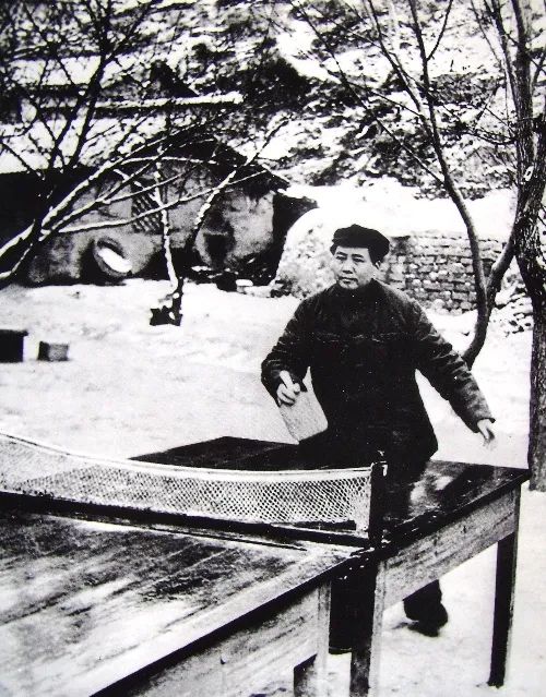 1946年，毛泽东在延安打乒乓球。图源：陕西体育博物馆
