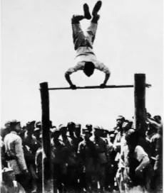 1937年5月，红一军团参加延安“五一”运动会单杠比赛。